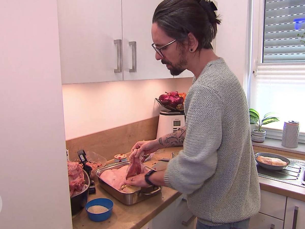 Premiere beim „perfekten Dinner“: Basti (38) füllt eine Gans mit Ente und Huhn. (Bild: RTL)