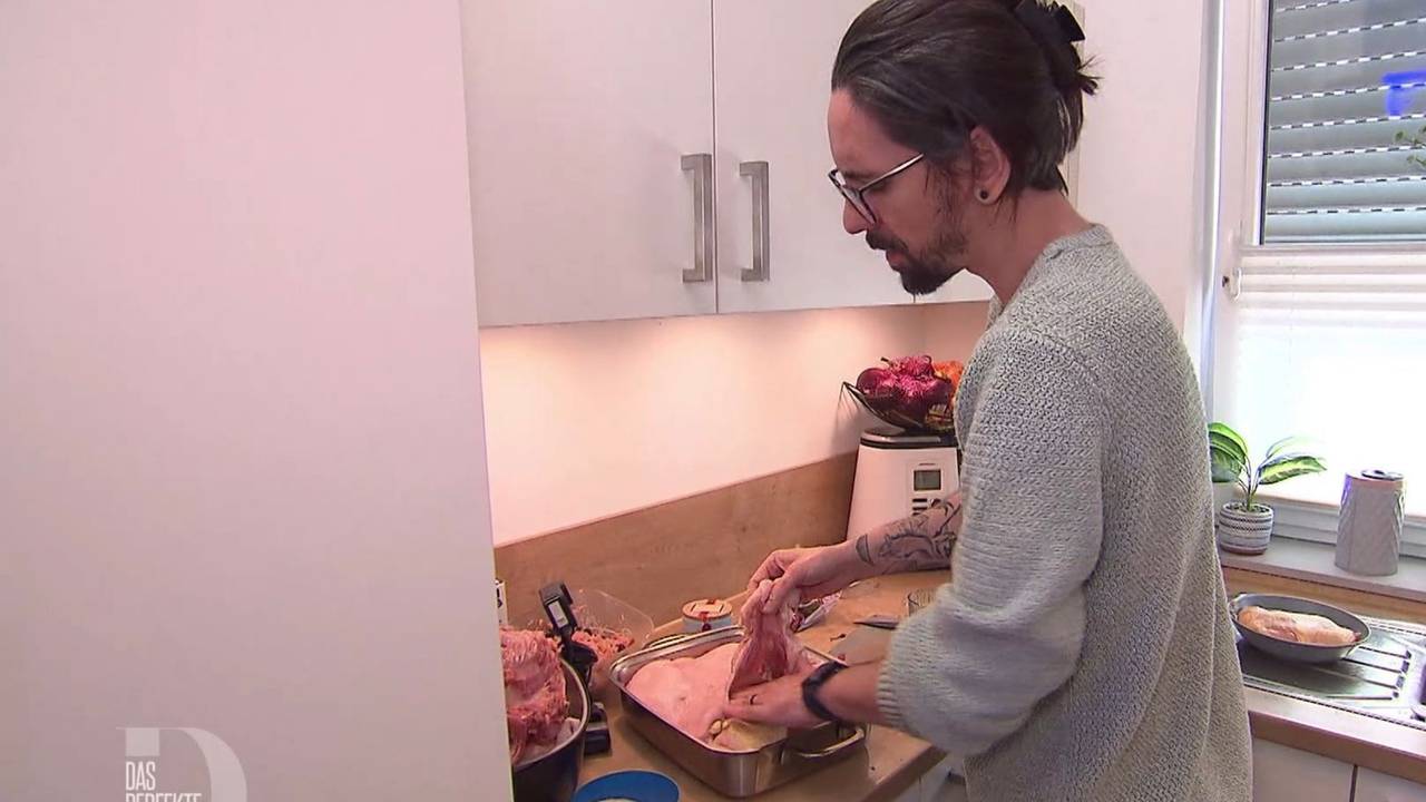 Premiere beim „perfekten Dinner“: Basti (38) füllt eine Gans mit Ente und Huhn. (Bild: RTL)
