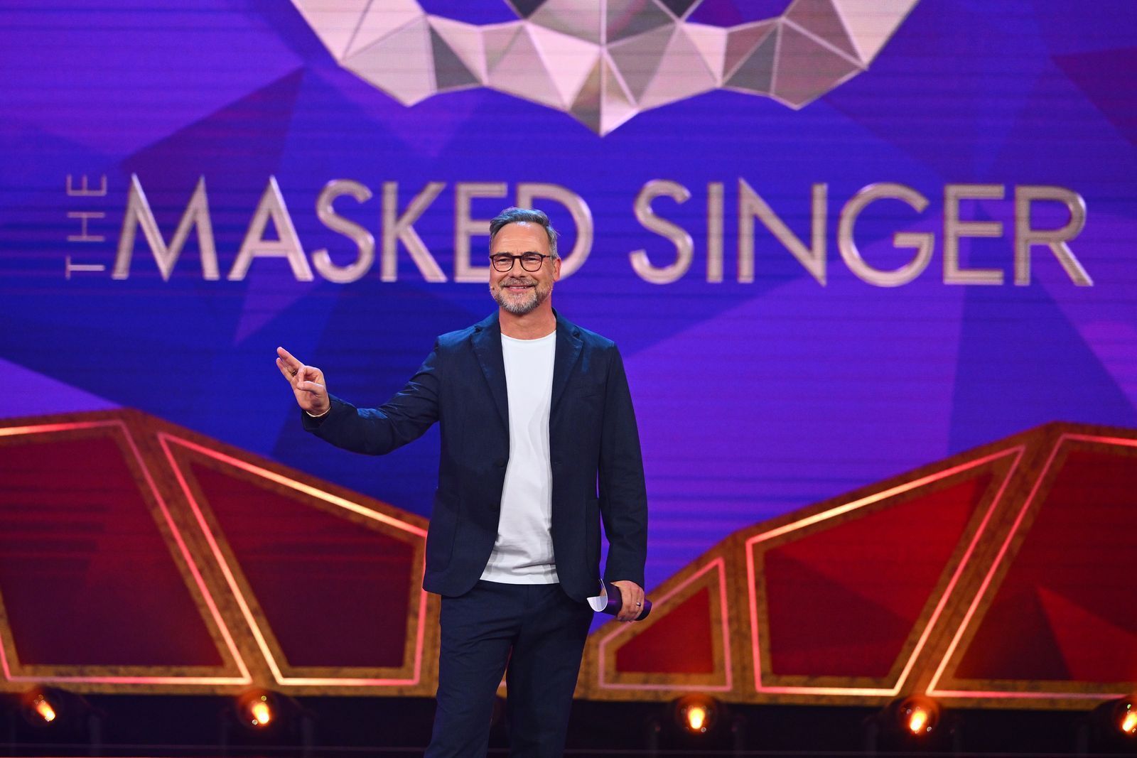 Konstante: Matthias Opdenhövel moderiert auch die 13. Staffel von „The Masked Singer“. (Bild: Joyn/Willi Weber)
