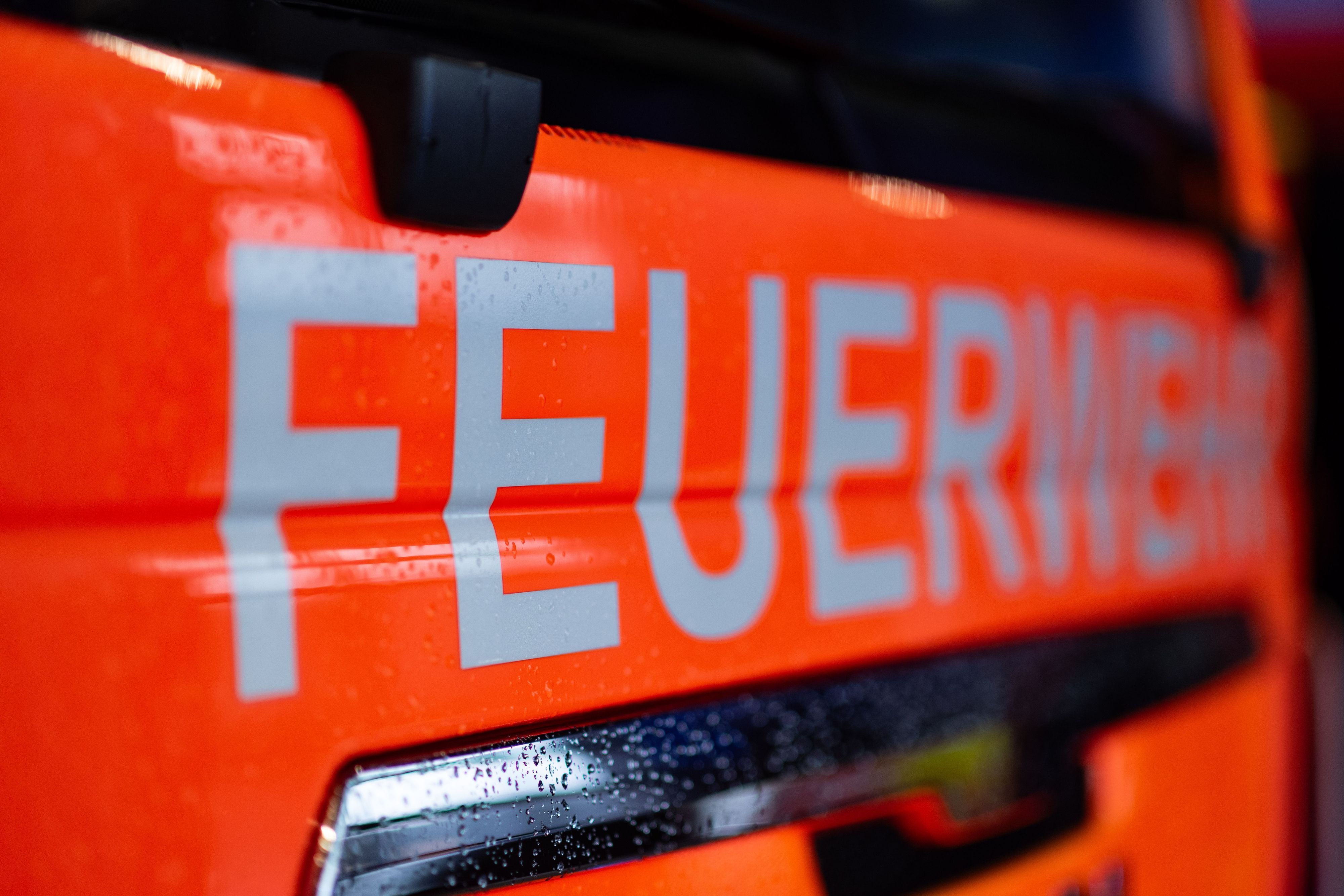ARCHIV - 12.02.2025, Baden-Württemberg, Stuttgart: Das Wort „Feuerwehr“ ist an einem Einsatzfahrzeug der Feuerwehr in der Feuerwache 5 Filder zu sehen. (zu dpa: «Fenster schließen: Brand auf einem Mannheimer Recyclinghof») Foto: Marijan Murat/dpa +++ dpa-Bildfunk +++