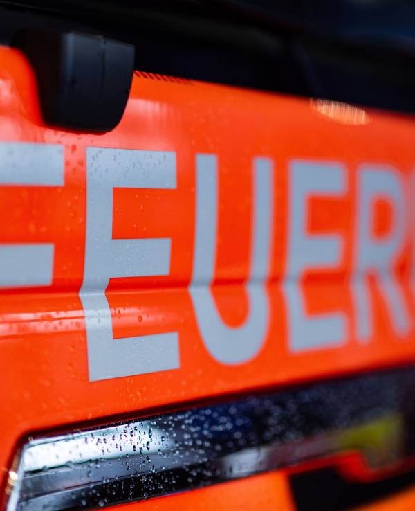 ARCHIV - 12.02.2025, Baden-Württemberg, Stuttgart: Das Wort „Feuerwehr“ ist an einem Einsatzfahrzeug der Feuerwehr in der Feuerwache 5 Filder zu sehen. (zu dpa: «Fenster schließen: Brand auf einem Mannheimer Recyclinghof») Foto: Marijan Murat/dpa +++ dpa-Bildfunk +++