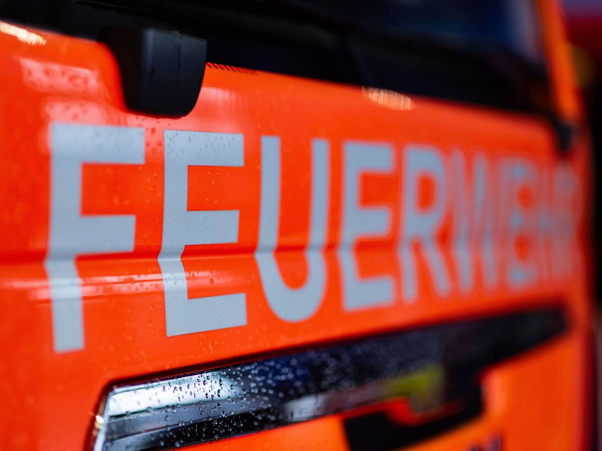 ARCHIV - 12.02.2025, Baden-Württemberg, Stuttgart: Das Wort „Feuerwehr“ ist an einem Einsatzfahrzeug der Feuerwehr in der Feuerwache 5 Filder zu sehen. (zu dpa: «Fenster schließen: Brand auf einem Mannheimer Recyclinghof») Foto: Marijan Murat/dpa +++ dpa-Bildfunk +++