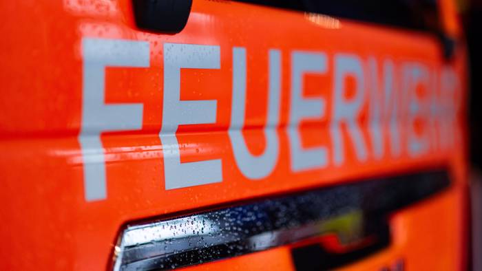 ARCHIV - 12.02.2025, Baden-Württemberg, Stuttgart: Das Wort „Feuerwehr“ ist an einem Einsatzfahrzeug der Feuerwehr in der Feuerwache 5 Filder zu sehen. (zu dpa: «Fenster schließen: Brand auf einem Mannheimer Recyclinghof») Foto: Marijan Murat/dpa +++ dpa-Bildfunk +++