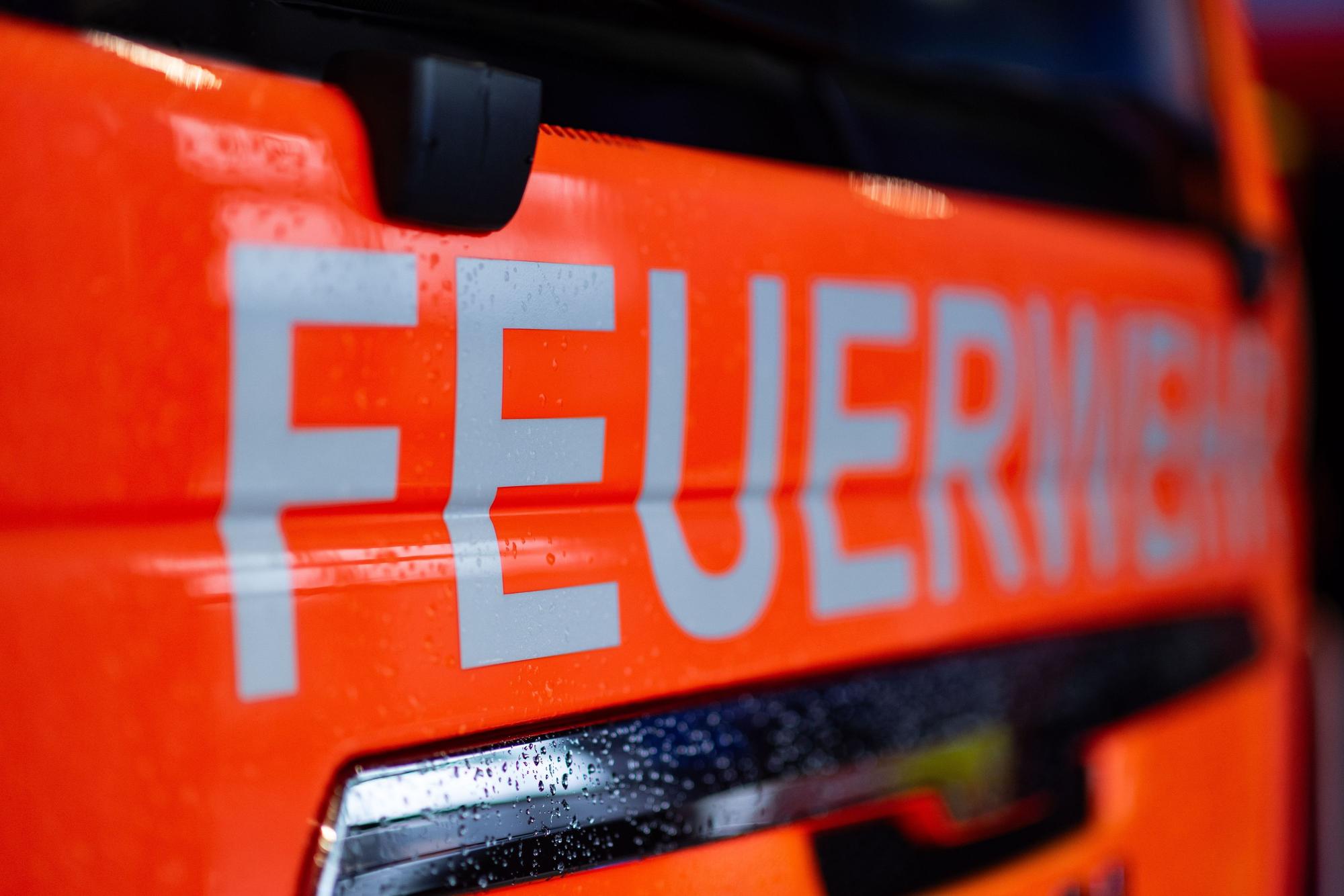ARCHIV - 12.02.2025, Baden-Württemberg, Stuttgart: Das Wort „Feuerwehr“ ist an einem Einsatzfahrzeug der Feuerwehr in der Feuerwache 5 Filder zu sehen. (zu dpa: «Fenster schließen: Brand auf einem Mannheimer Recyclinghof») Foto: Marijan Murat/dpa +++ dpa-Bildfunk +++