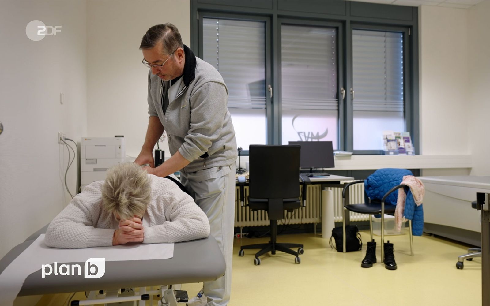 Rückenpatientin Karin lässt sich von Neurochirurg Torsten Eichenauer untersuchen. (Bild: ZDF)