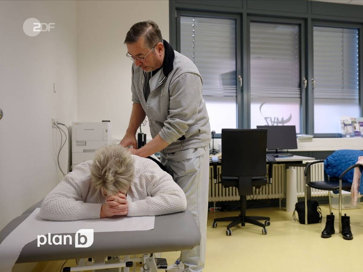 Rückenpatientin Karin lässt sich von Neurochirurg Torsten Eichenauer untersuchen. (Bild: ZDF)