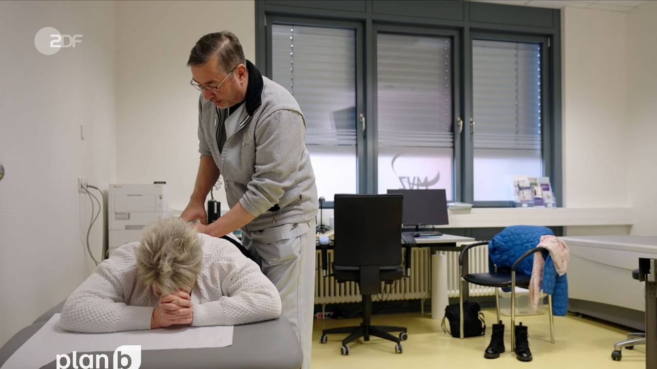 Rückenpatientin Karin lässt sich von Neurochirurg Torsten Eichenauer untersuchen. (Bild: ZDF)