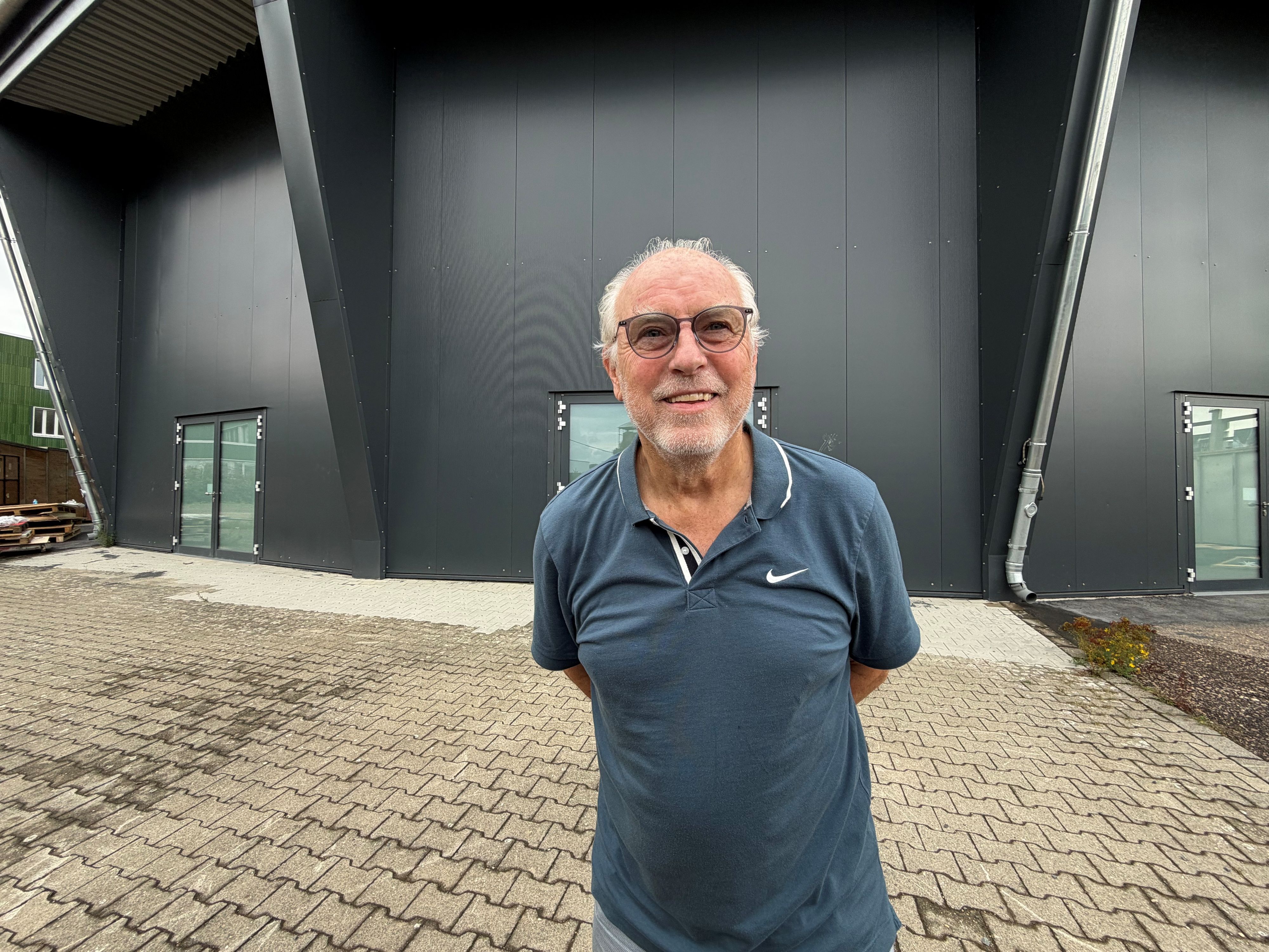 Urban Siep steht vor der Veranstaltungshalle am Girlitzweg.