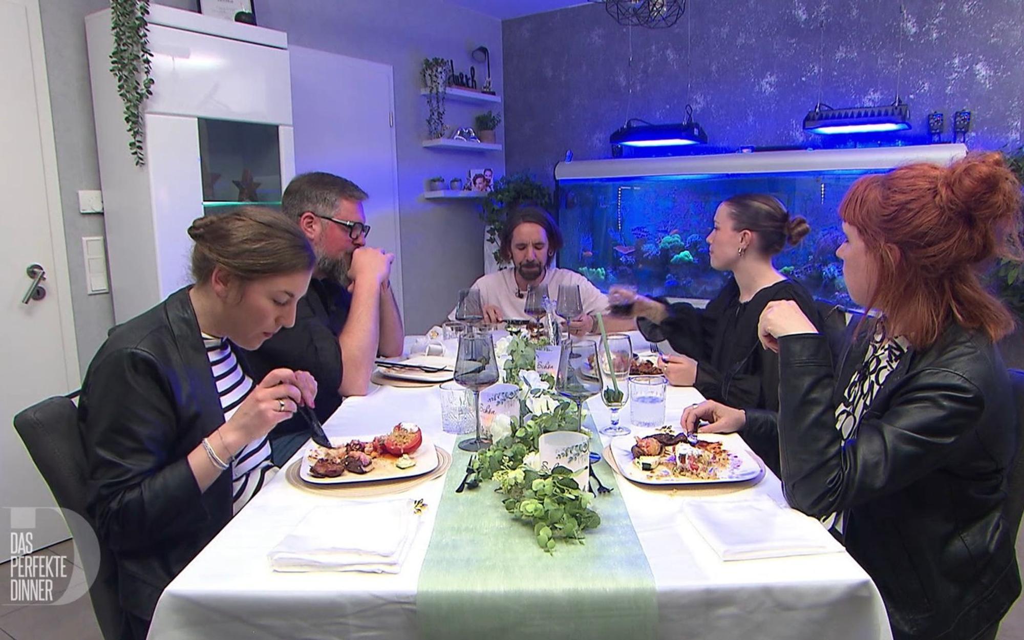 An Tag 4 trifft sich die Münsterländer „Dinner“-Runde bei Basti in Heiden. (Bild: RTL)
