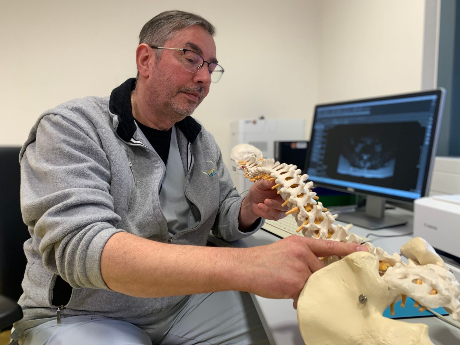Neurochirurg Torsten Eichenauer vom Medizinischen Versorgungszentrum in Nienburg implantiert Patienten und Patientinnen einen Neurostimulator gegen Rückenschmerzen, wenn keine andere Therapie angeschlagen hat. (Bild: ZDF / Judith Arnold)