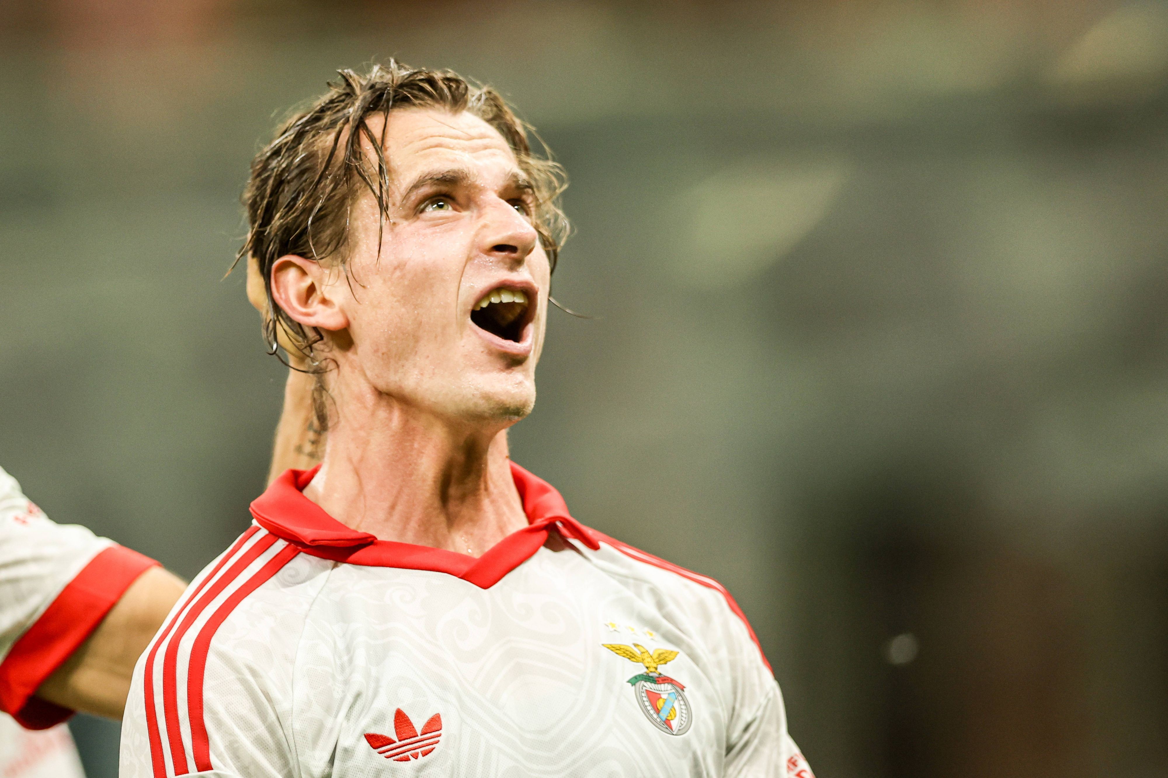 Jakub Kaminski jubelt nach einem Tor