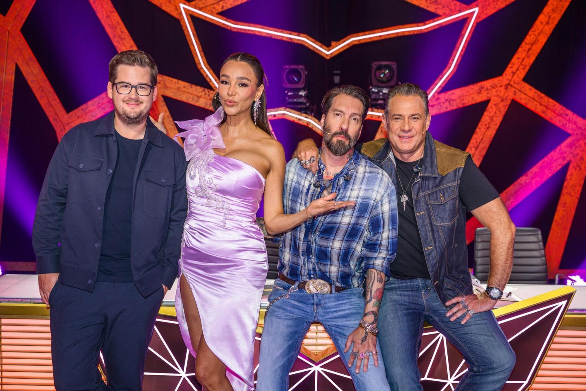 Die Ratecrew mit Chris Tall, Verona Pooth und den diesmaligen Rategästen Alec Völkel und Sascha Vollmer von The BossHoss (von links) lagen bei der Identität von Bubble und Emily Wau völlig daneben. (Bild: Joyn/Willi Weber)