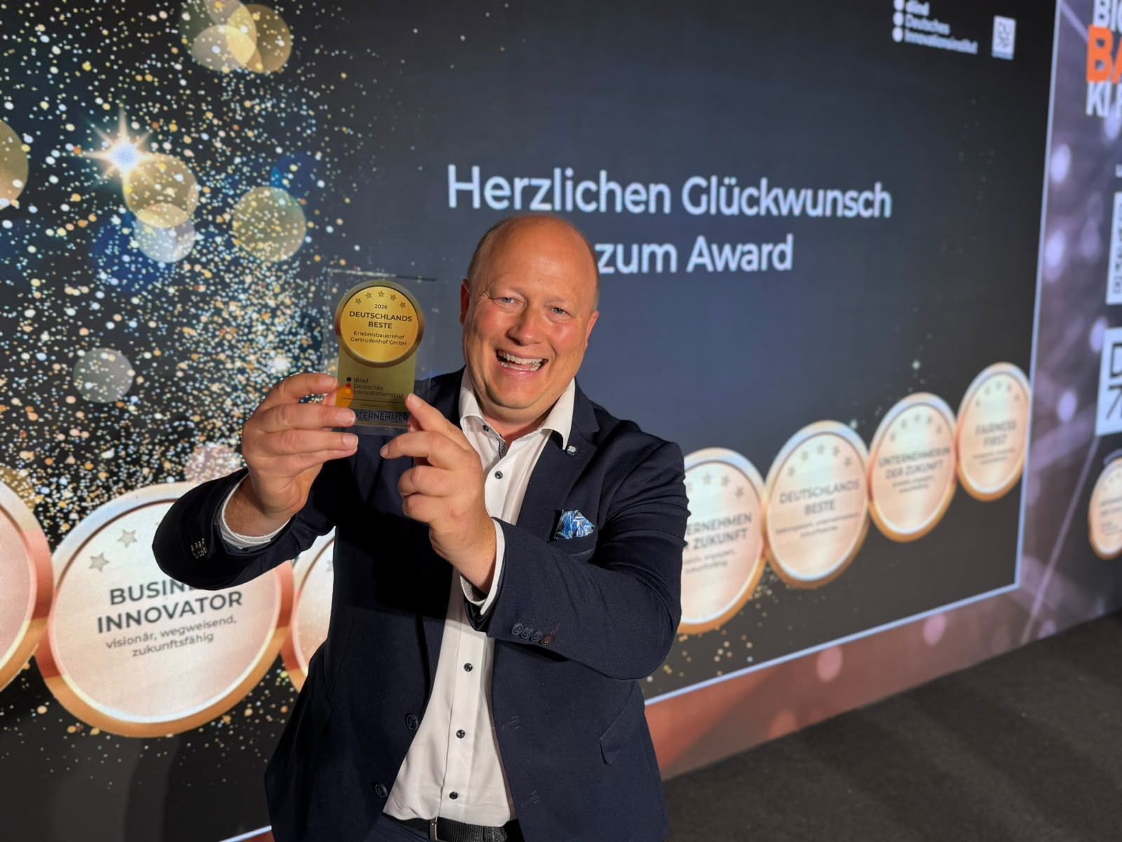 Peter Zens vom Getrudenhof Hürth zeigt seinen Preis.