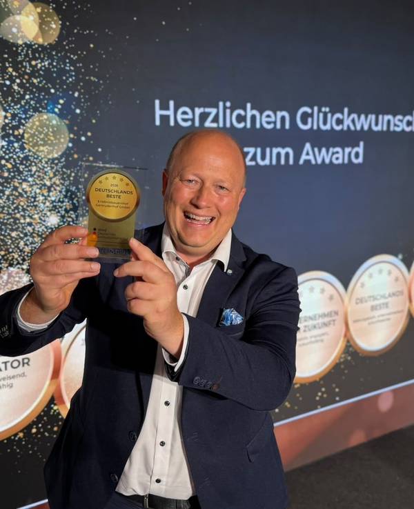 Peter Zens vom Getrudenhof Hürth zeigt seinen Preis.