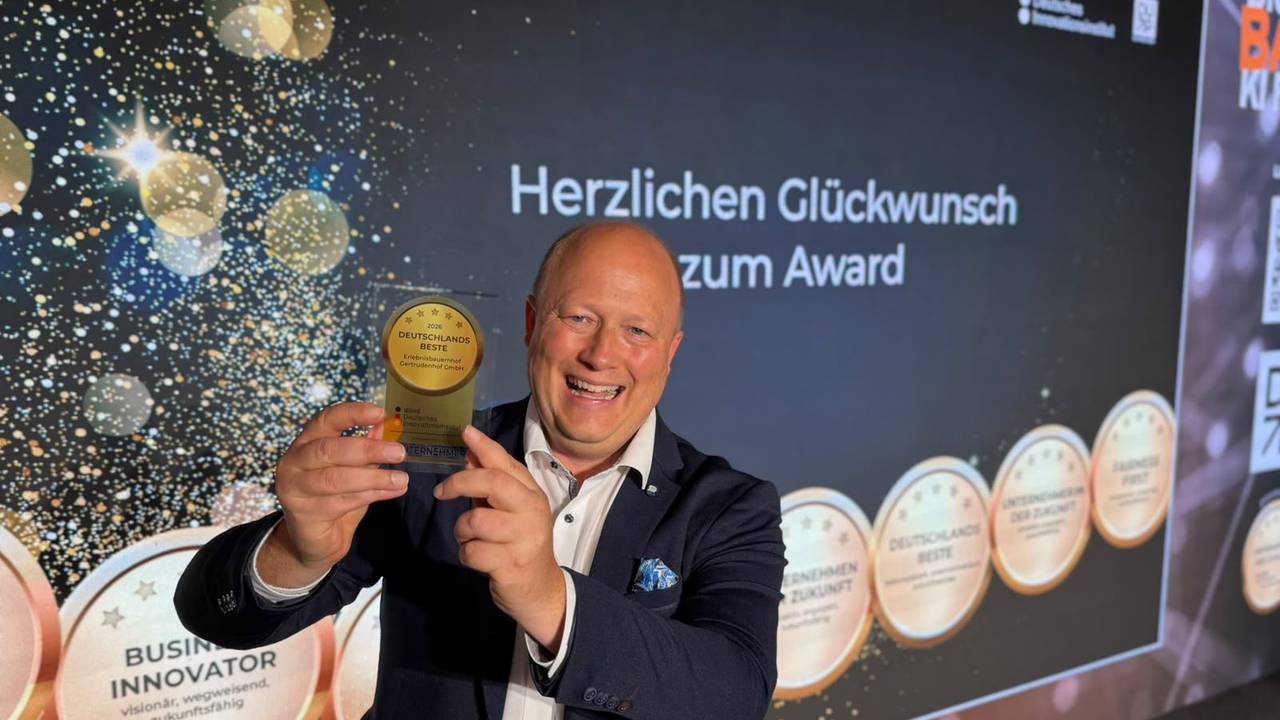 Peter Zens vom Getrudenhof Hürth zeigt seinen Preis.