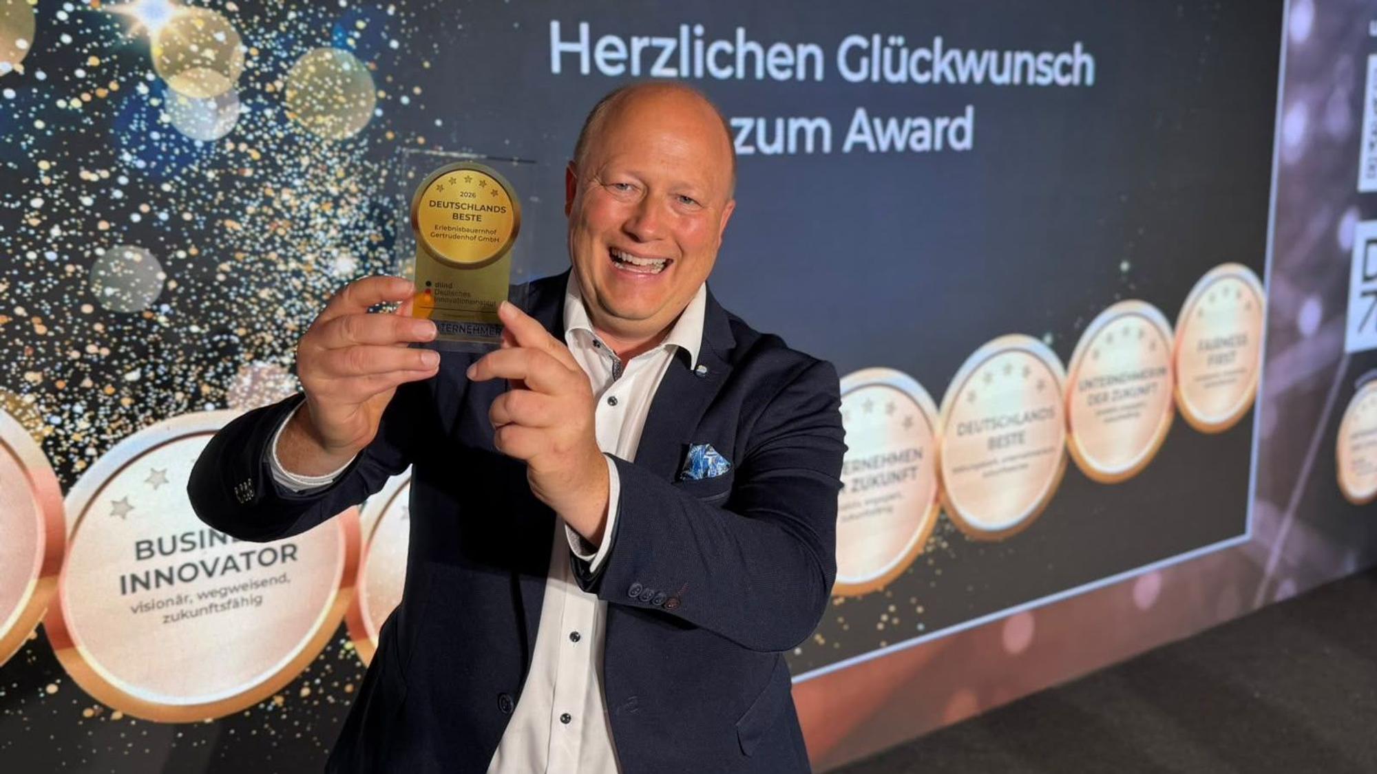 Peter Zens vom Gertrudenhof Hürth zeigt seinen Preis.