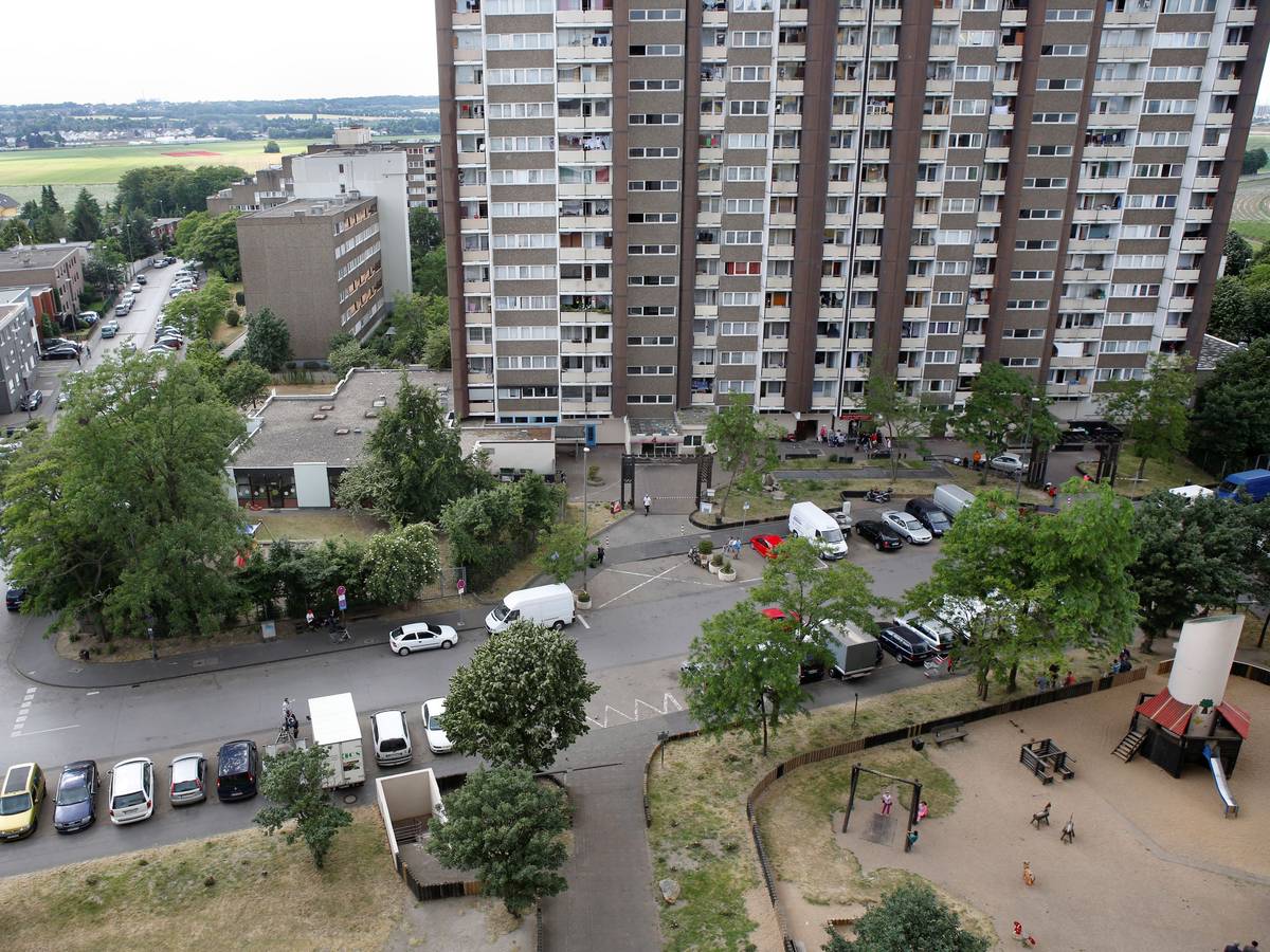 Der Kölnberg in Meschenich: Den Hochhaus-Komplex „An der Fuhr 4 und 5“ kennt jeder – jetzt gibt es dort Asbest-Alarm (Archivfoto).