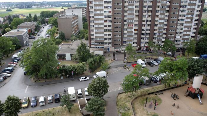 Der Kölnberg in Meschenich: Den Hochhaus-Komplex „An der Fuhr 4 und 5“ kennt jeder – jetzt gibt es dort Asbest-Alarm (Archivfoto).