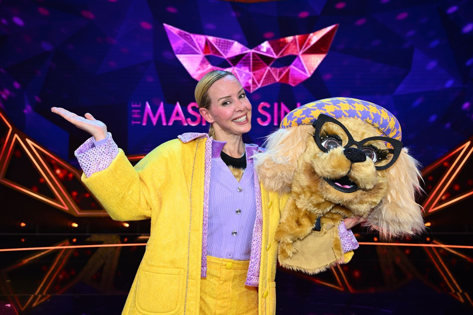 Emily Wau musste als erste ihre Maske ablegen. Zum Vorschein kam Profitämnzerin Isabel Edvardsson. „Es hat so viel Spaß gemacht“, sagte sie zum Abschied. (Bild: Joyn/Willi Weber)