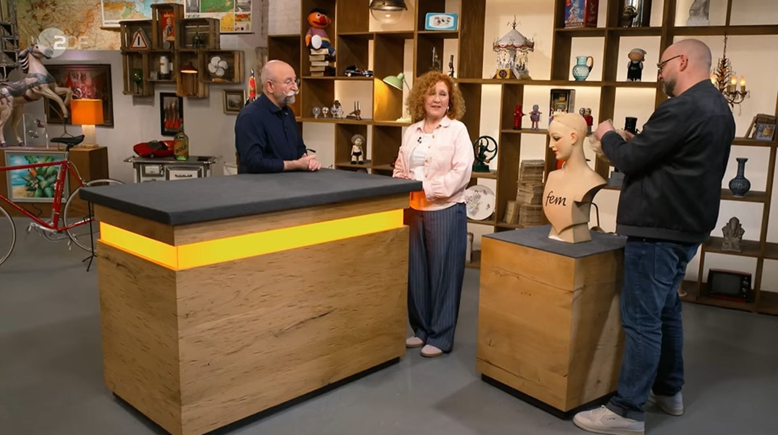„Was macht er da?“, fragte Horst Lichter streng, als Sven Deutschmanek am Objekt hantierte.  (Bild: ZDF)