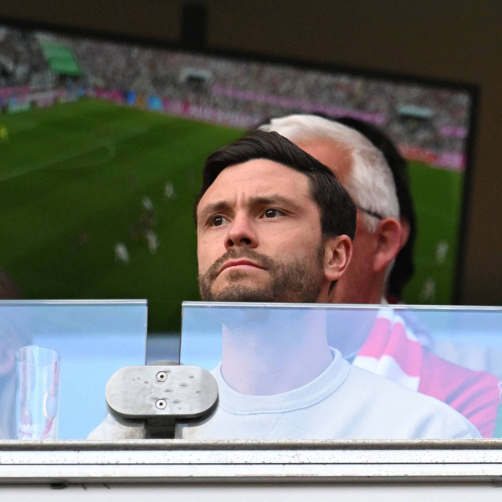 Jonas Hector auf der Tribüne im Rhein-Energie-Stadion
