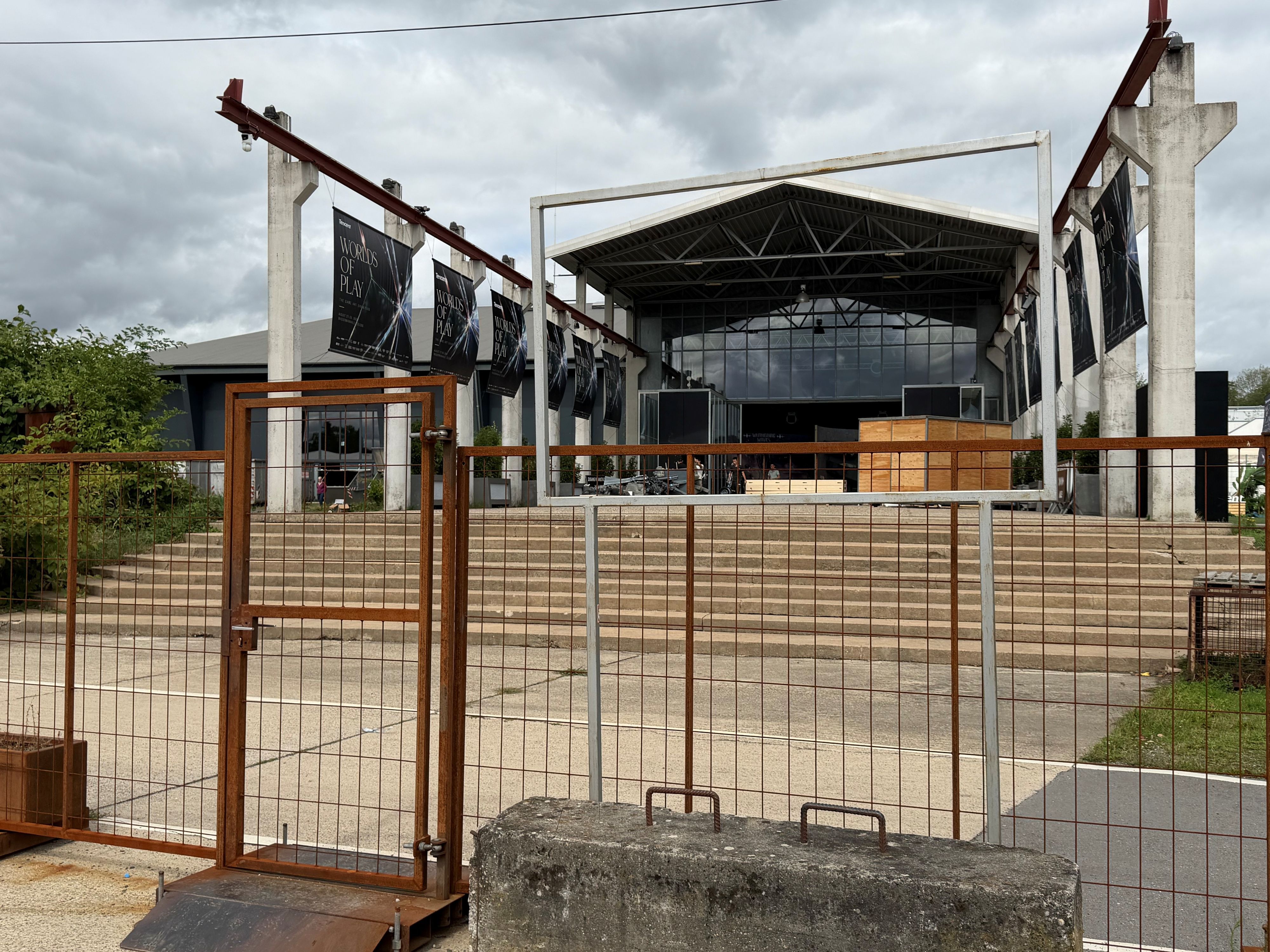 Blick auf die Wassermannhalle und die neue Veranstaltungshalle.