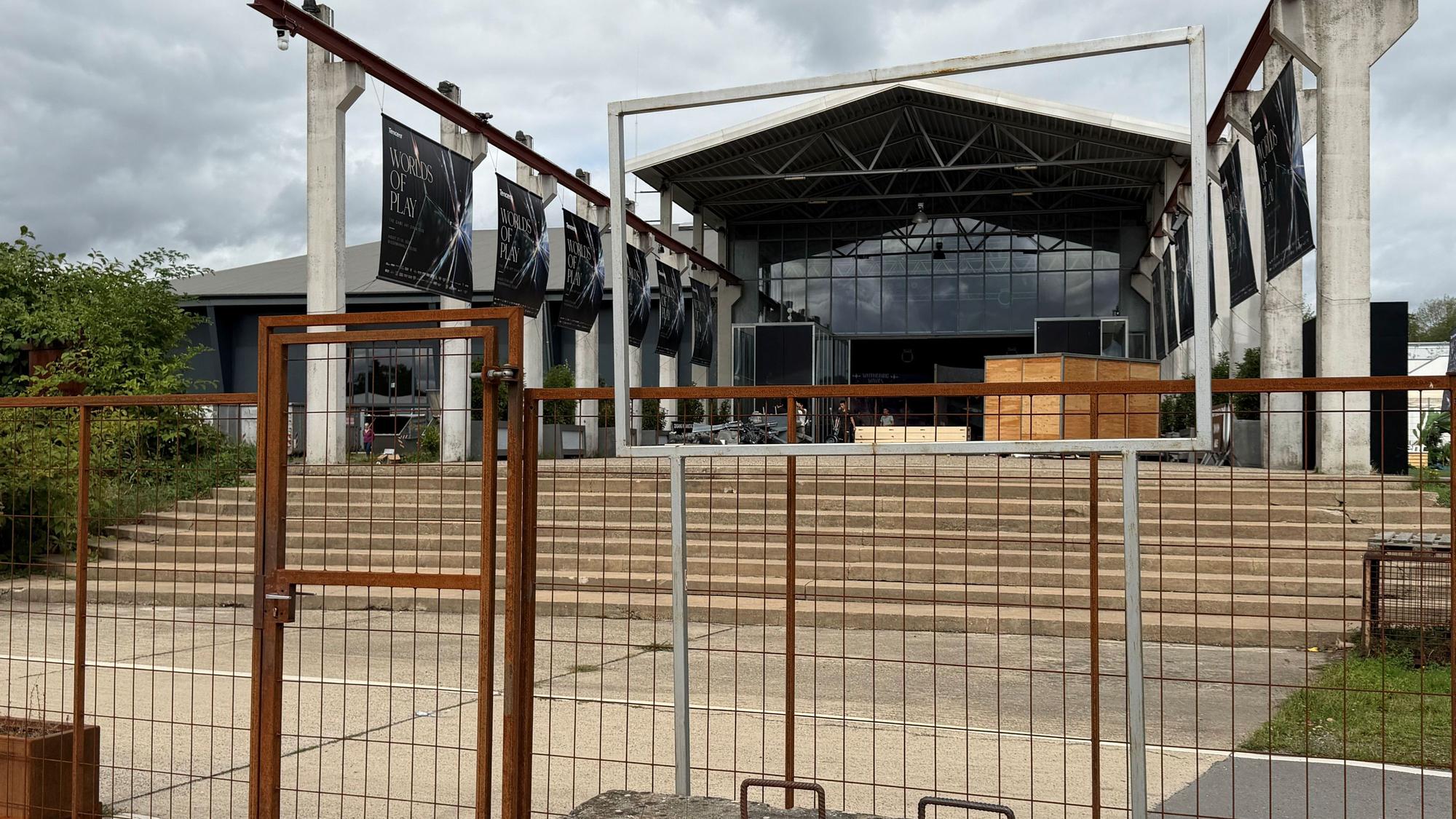 Blick auf die Wassermannhalle und die neue Veranstaltungshalle.