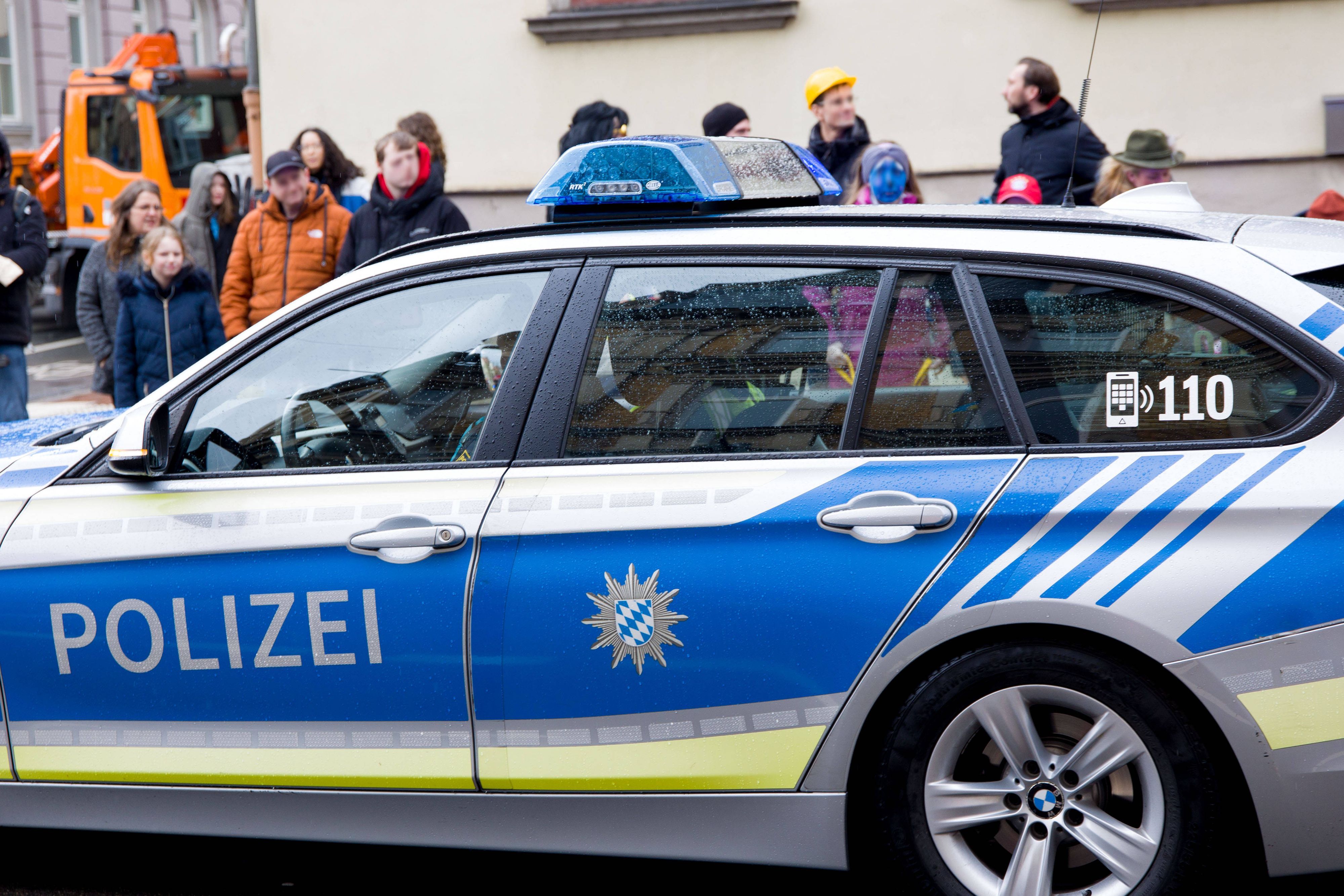 Polizeiauto und Menschen