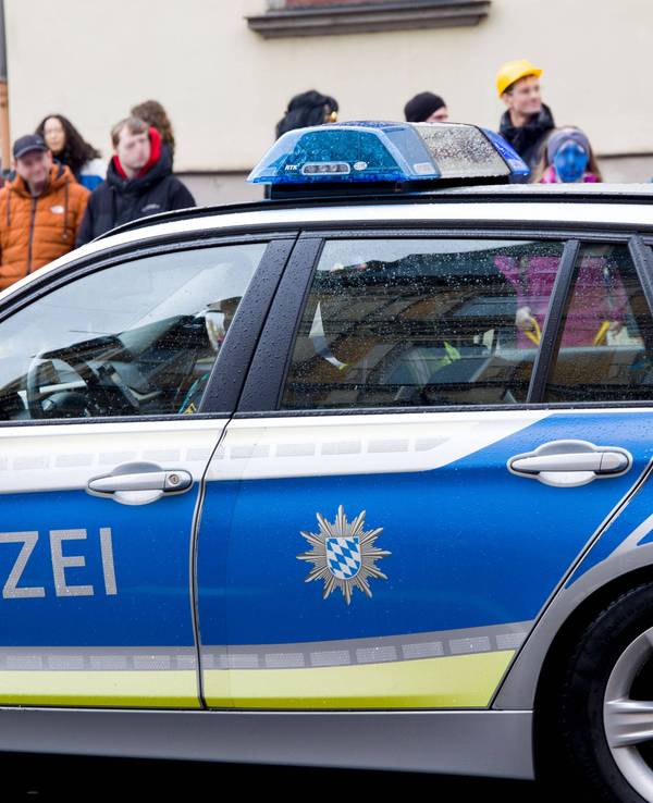 Polizeiauto und Menschen