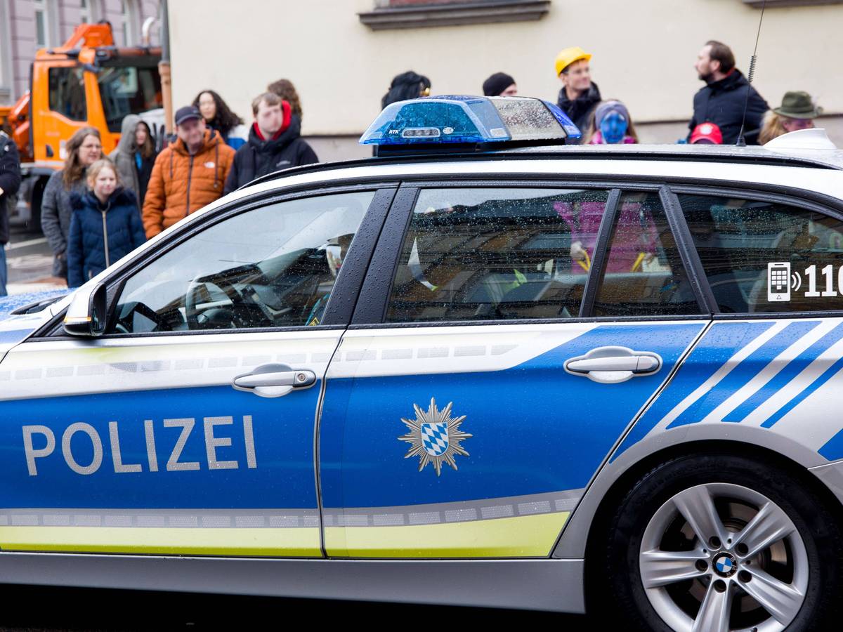Polizeiauto und Menschen