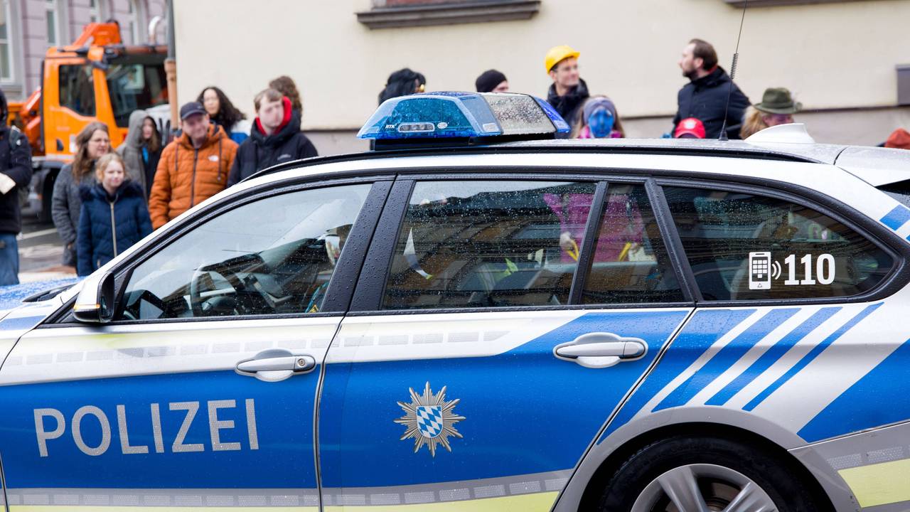 Polizeiauto und Menschen