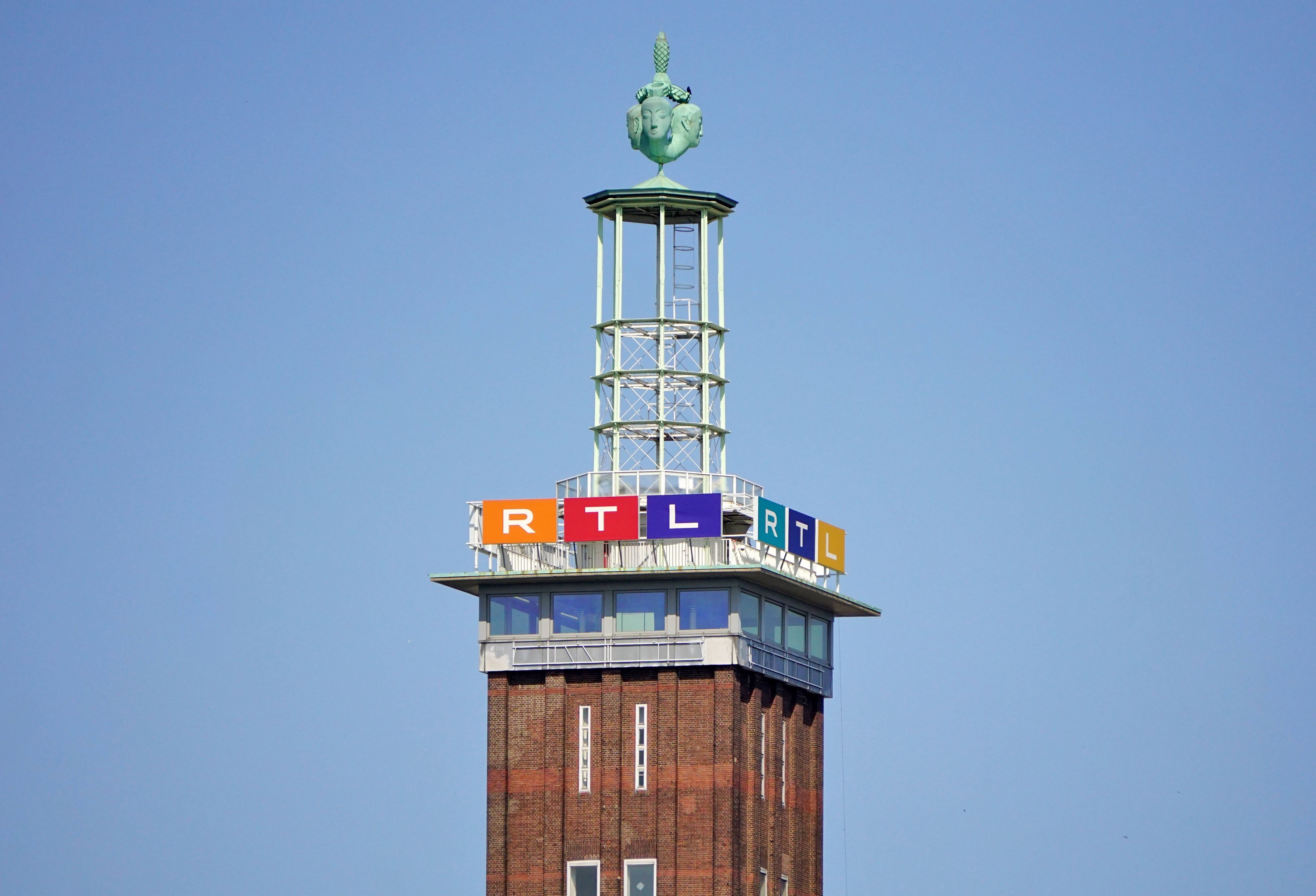 Messeturm Köln, Nordrhein-Westfalen, mit RTL-Logo und Hermes-Gesichtern, Rheinpark-Metropole Köln-Deutz