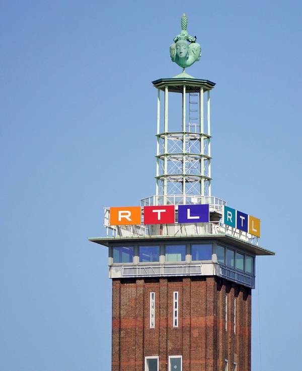 Messeturm Köln, Nordrhein-Westfalen, mit RTL-Logo und Hermes-Gesichtern, Rheinpark-Metropole Köln-Deutz