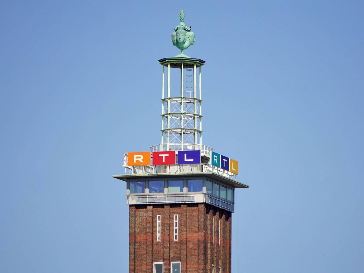 Messeturm Köln, Nordrhein-Westfalen, mit RTL-Logo und Hermes-Gesichtern, Rheinpark-Metropole Köln-Deutz