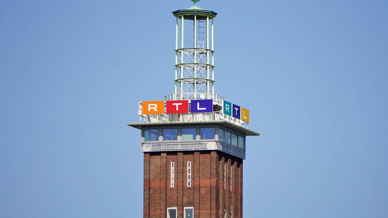 Messeturm Köln, Nordrhein-Westfalen, mit RTL-Logo und Hermes-Gesichtern, Rheinpark-Metropole Köln-Deutz
