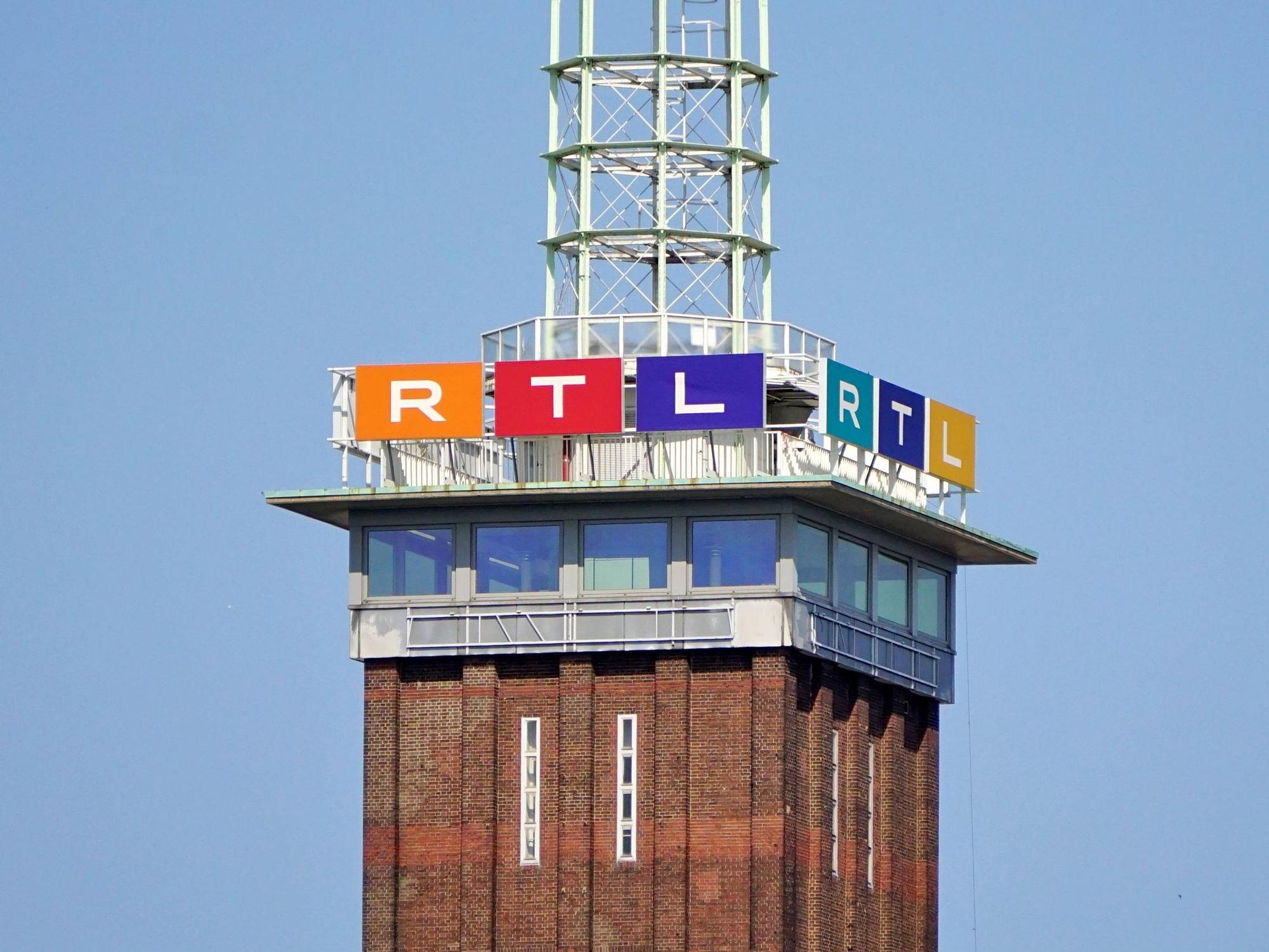 Messeturm Köln, Nordrhein-Westfalen, mit RTL-Logo und Hermes-Gesichtern, Rheinpark-Metropole Köln-Deutz