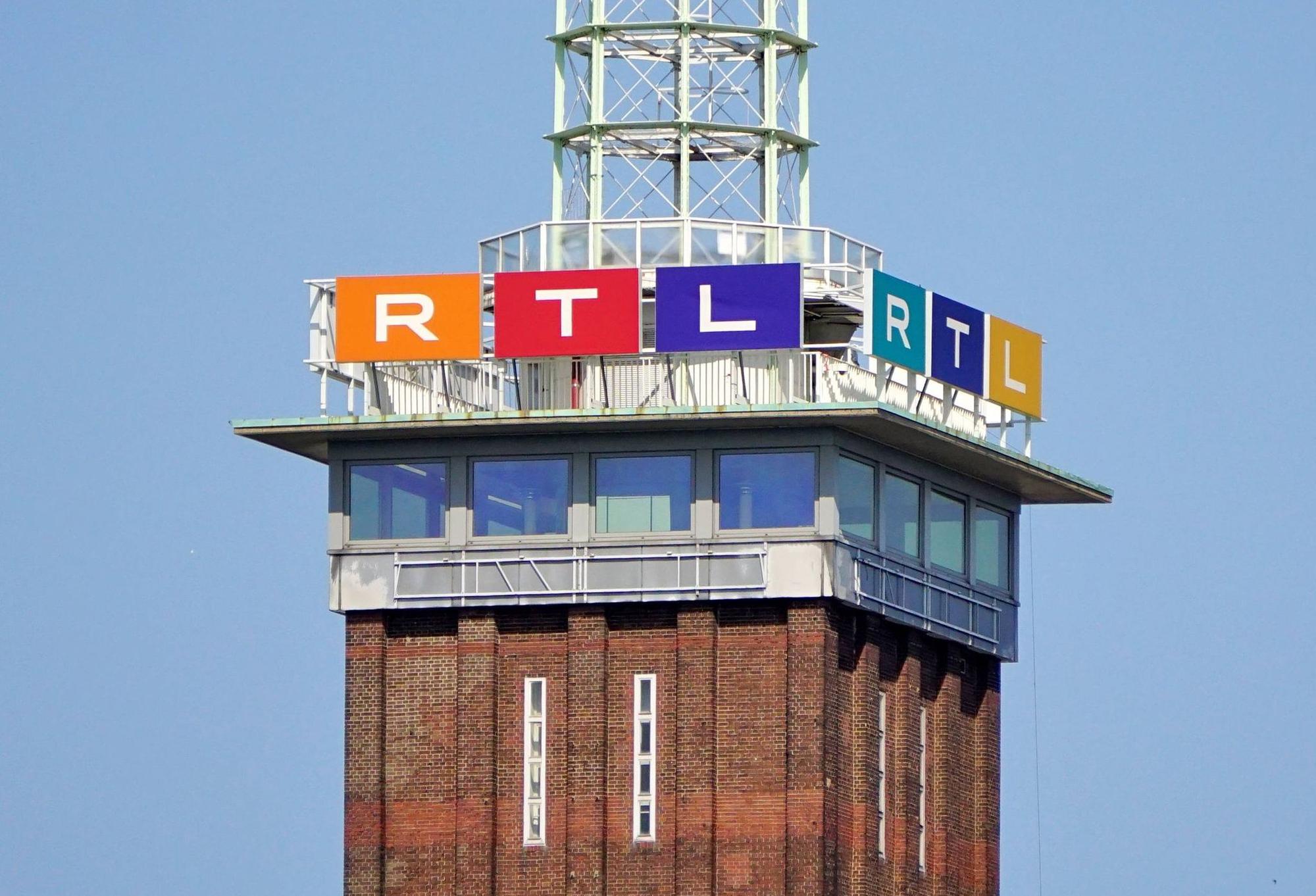 Messeturm Köln, Nordrhein-Westfalen, mit RTL-Logo und Hermes-Gesichtern, Rheinpark-Metropole Köln-Deutz