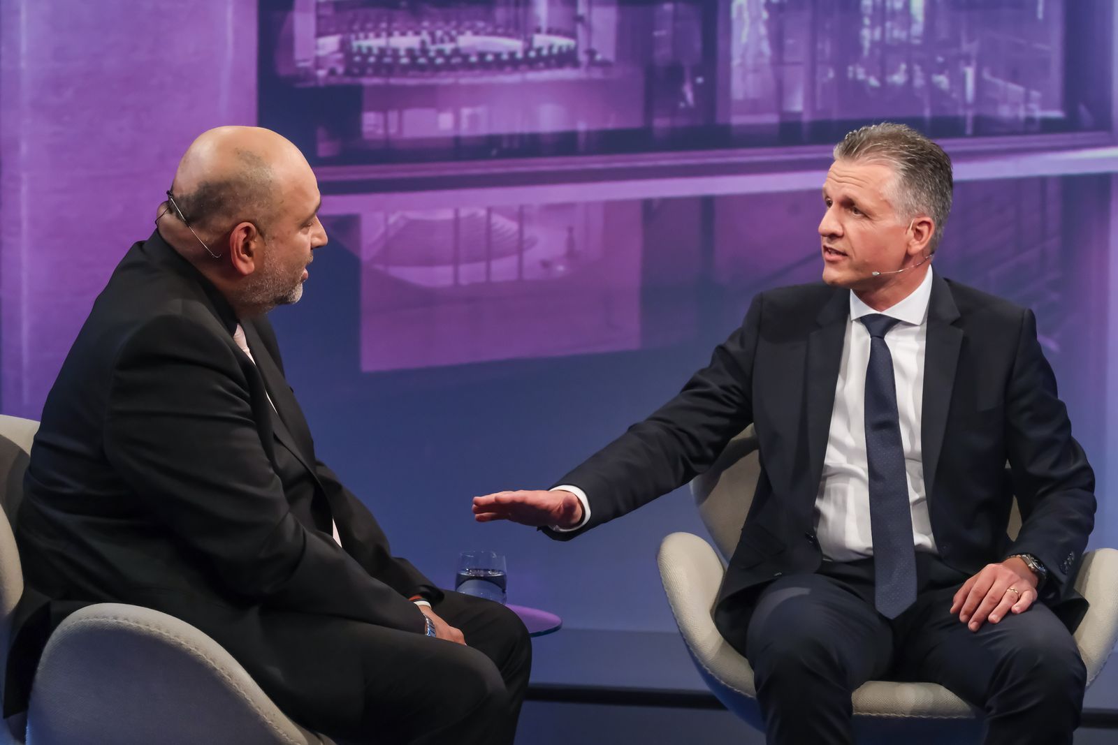 Omid Nouripour und Thorsten Frei diskutierten bei „Maischberger“ darüber, wie man die Bürger angesichts hoher Benzinpreise entlasten kann. (Bild: WDR / Oliver Ziebe)