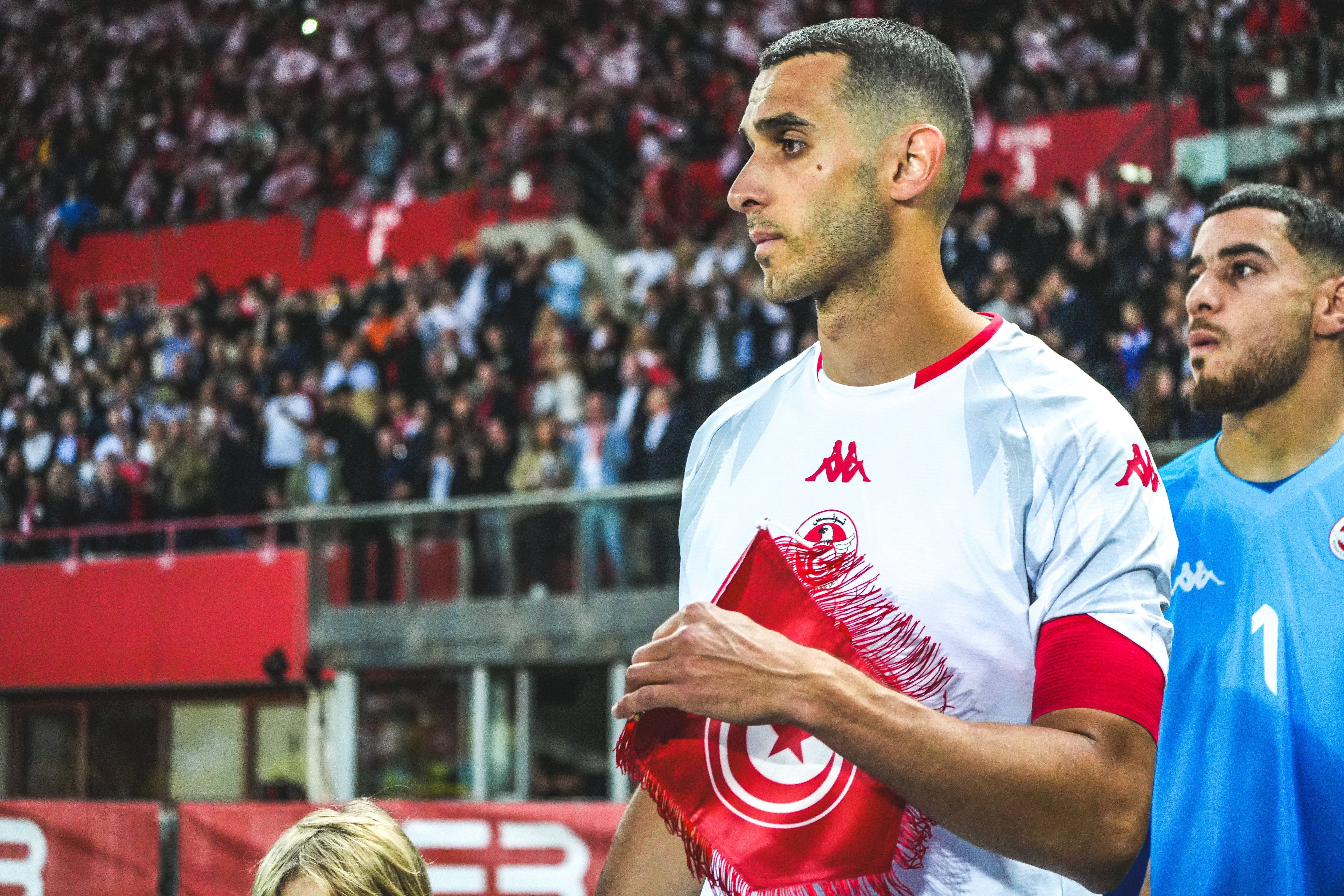 Ellyes Skhiri kommt mit Tunesien-Wimpel auf den Platz.