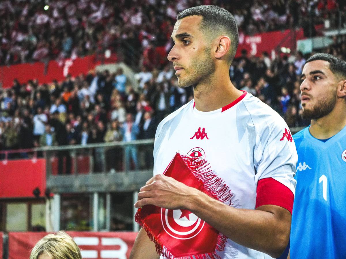 Ellyes Skhiri kommt mit Tunesien-Wimpel auf den Platz.
