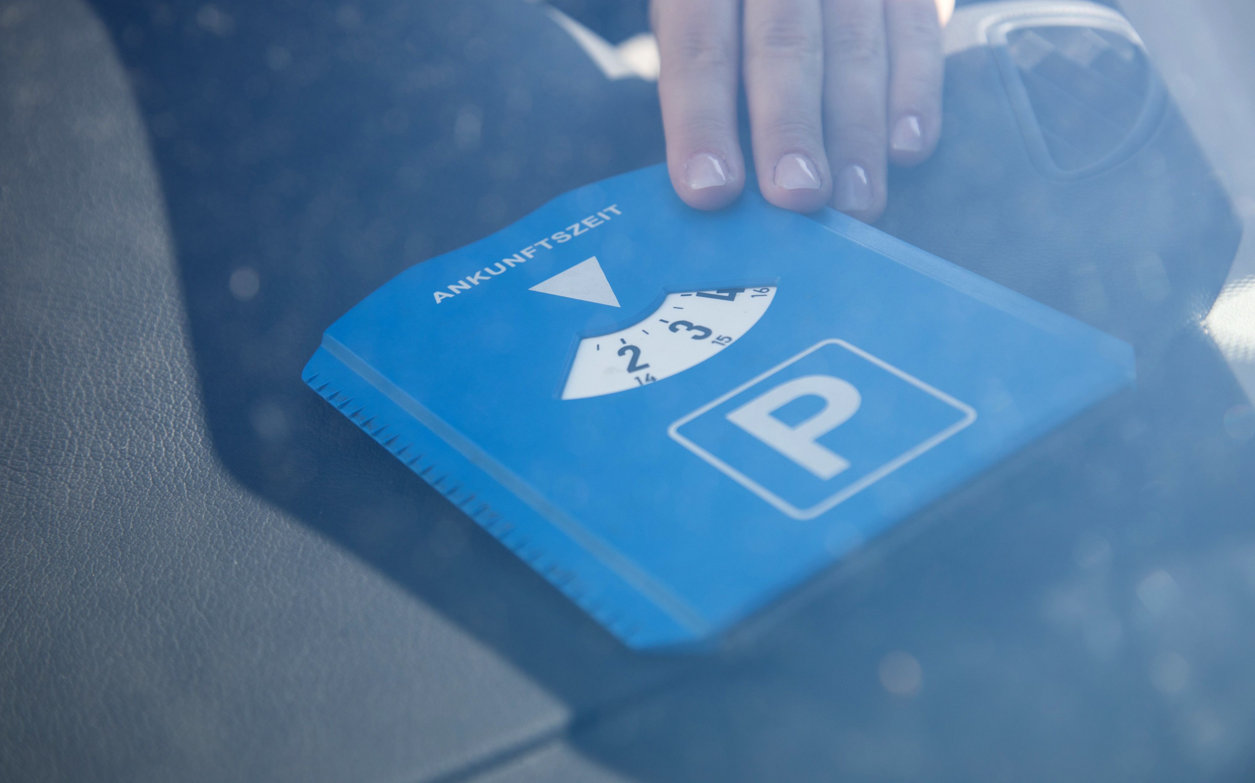 ILLUSTRATION - Das Auto muss erst bewegt werden, bevor die Parkscheibe erneut gestellt werden kann. Weiterdrehen ist nicht erlaubt