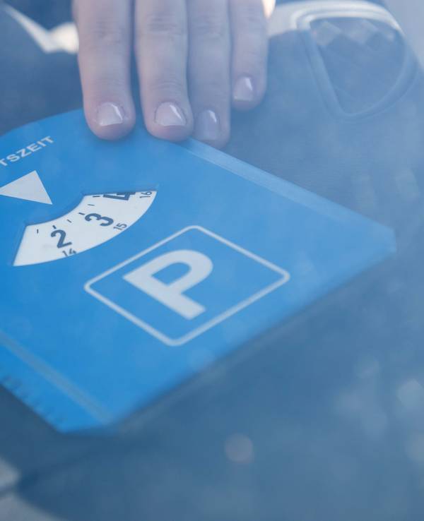 ILLUSTRATION - Das Auto muss erst bewegt werden, bevor die Parkscheibe erneut gestellt werden kann. Weiterdrehen ist nicht erlaubt