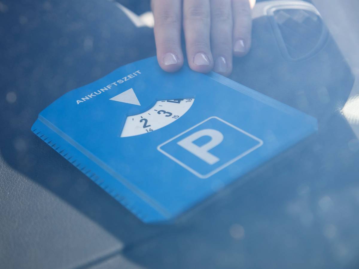 ILLUSTRATION - Das Auto muss erst bewegt werden, bevor die Parkscheibe erneut gestellt werden kann. Weiterdrehen ist nicht erlaubt