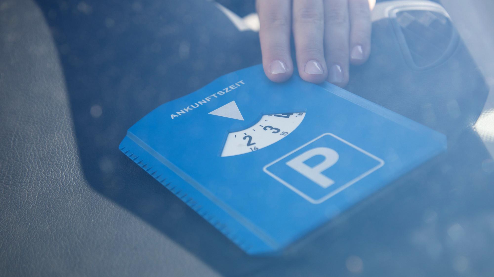 ILLUSTRATION - Das Auto muss erst bewegt werden, bevor die Parkscheibe erneut gestellt werden kann. Weiterdrehen ist nicht erlaubt