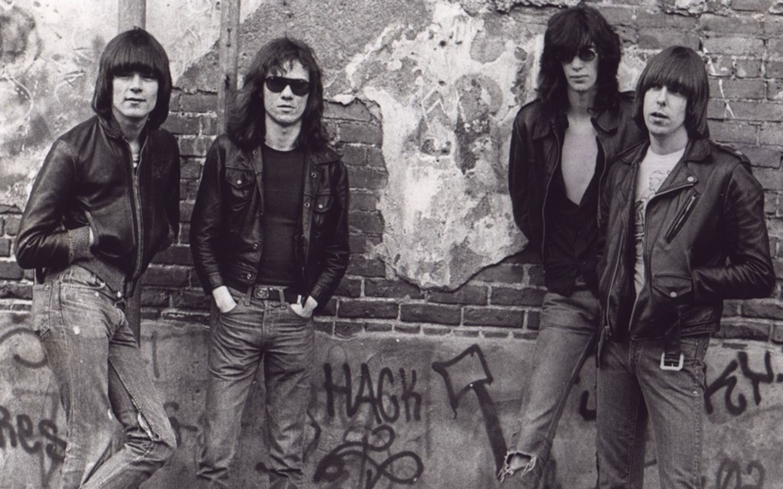 Punk-Ikone mit deutschen Wurzeln: Der 2001 viel zu früh verstorbene Dee Dee Ramone (links) wäre am 18. September 75 geworden. (Bild: Warner)