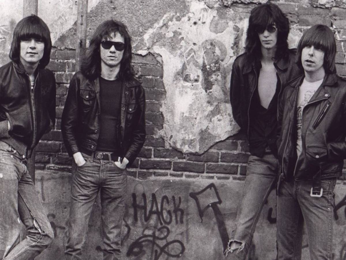 Punk-Ikone mit deutschen Wurzeln: Der 2001 viel zu früh verstorbene Dee Dee Ramone (links) wäre am 18. September 75 geworden. (Bild: Warner)