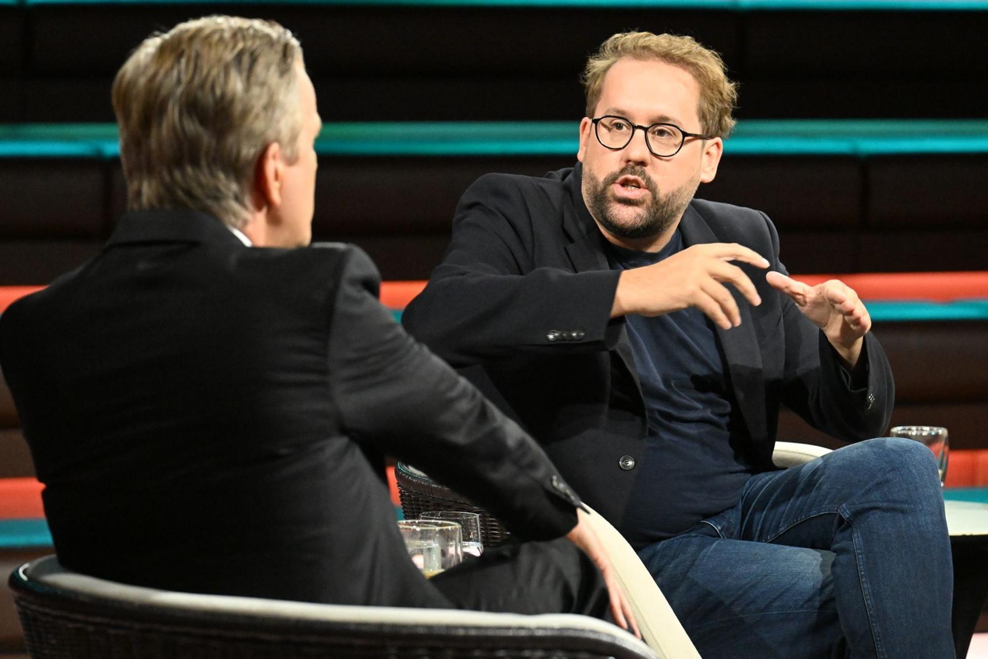Journalist Paul Ronzheimer zeichnete im Gespräch mit dem ZDF-Moderator ein Bild der Zerrissenheit innerhalb der Union. (Bild: ZDF / Cornelia Lehmann)