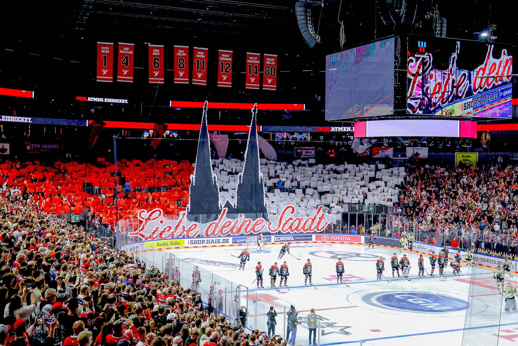 Choreo der Haie-Fans mit Domspitzen und dem Slogan „Liebe deine Stadt“.