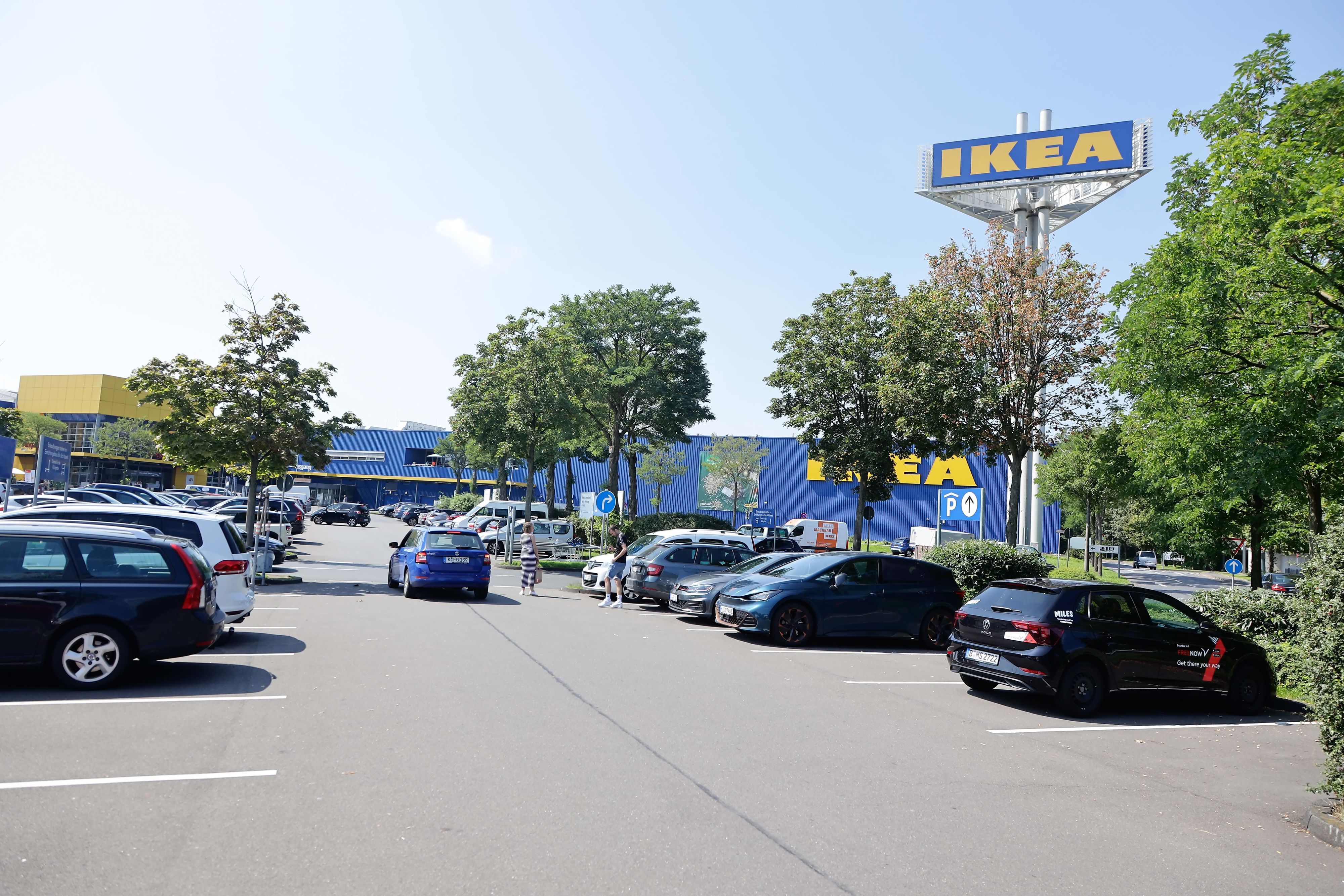 Auch auf dem Parkplatz von Ikea am Butzweilerhof wurden Ladekabel gestohlen. Hier der Parkplatz von Ikea in Godorf (Symbolfoto)