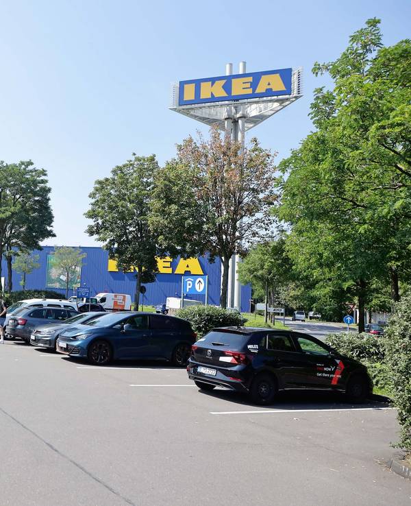Auch auf dem Parkplatz von Ikea am Butzweilerhof wurden Ladekabel gestohlen. Hier der Parkplatz von Ikea in Godorf (Symbolfoto)